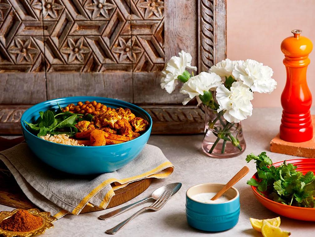 Buddha bowl aux choux-fleurs rôtis, curry et à la courge musquée