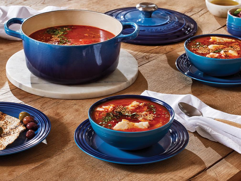 Bouillon de tomates et de citron vert avec poisson poché