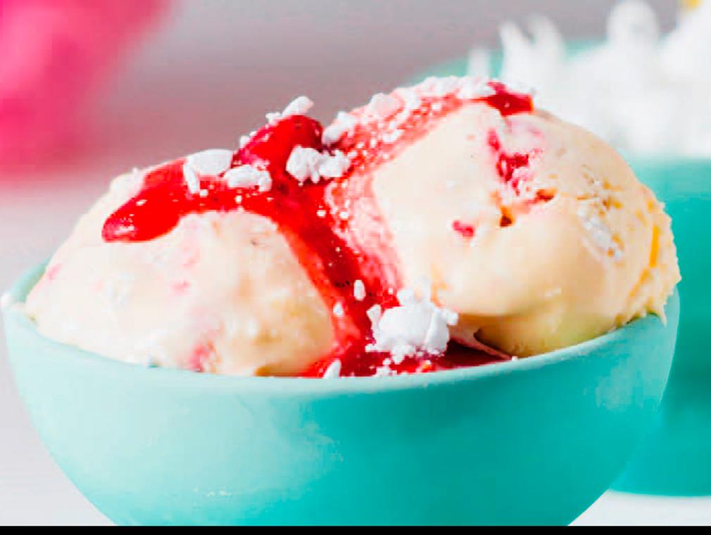 Glace Eton Mess avec coulis à la fraise