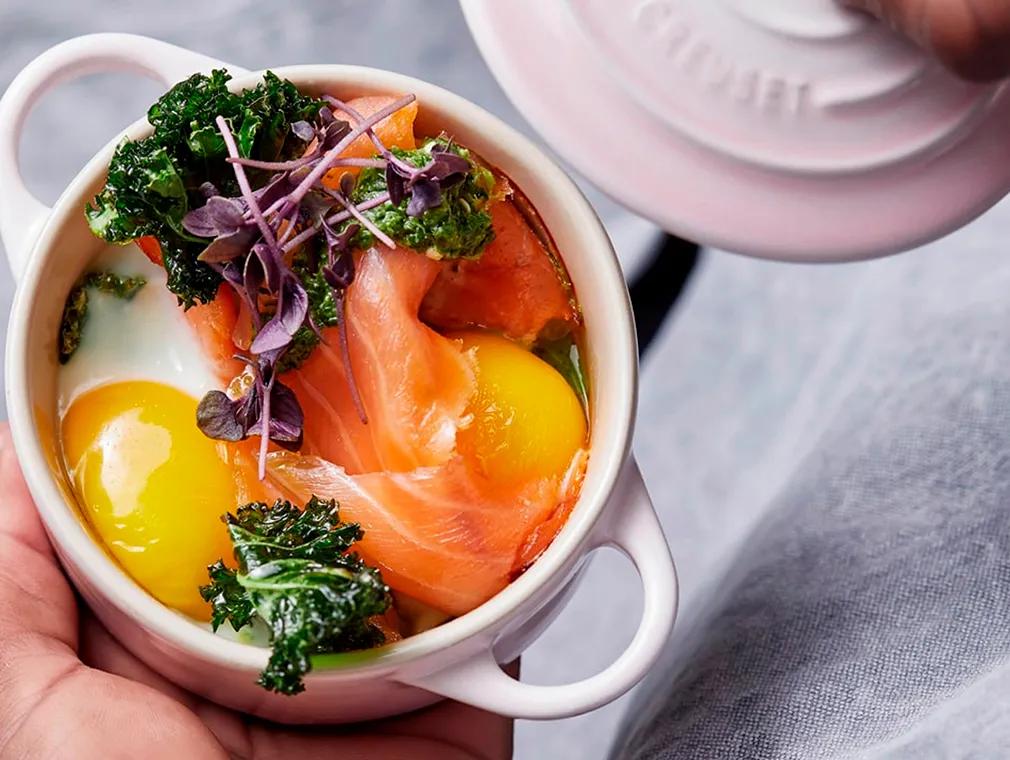 Œufs en cocotte du petit-déjeuner pour toute la journée