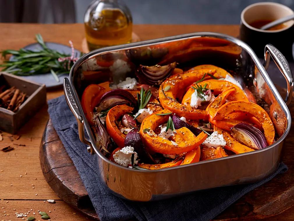 Citrouille rôtie à l'oignon rouge, au caillé de chèvre et aux graines grillées