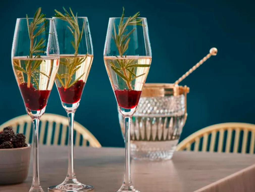 Cocktail de vin effeverscent aux Mûres et au Romarin