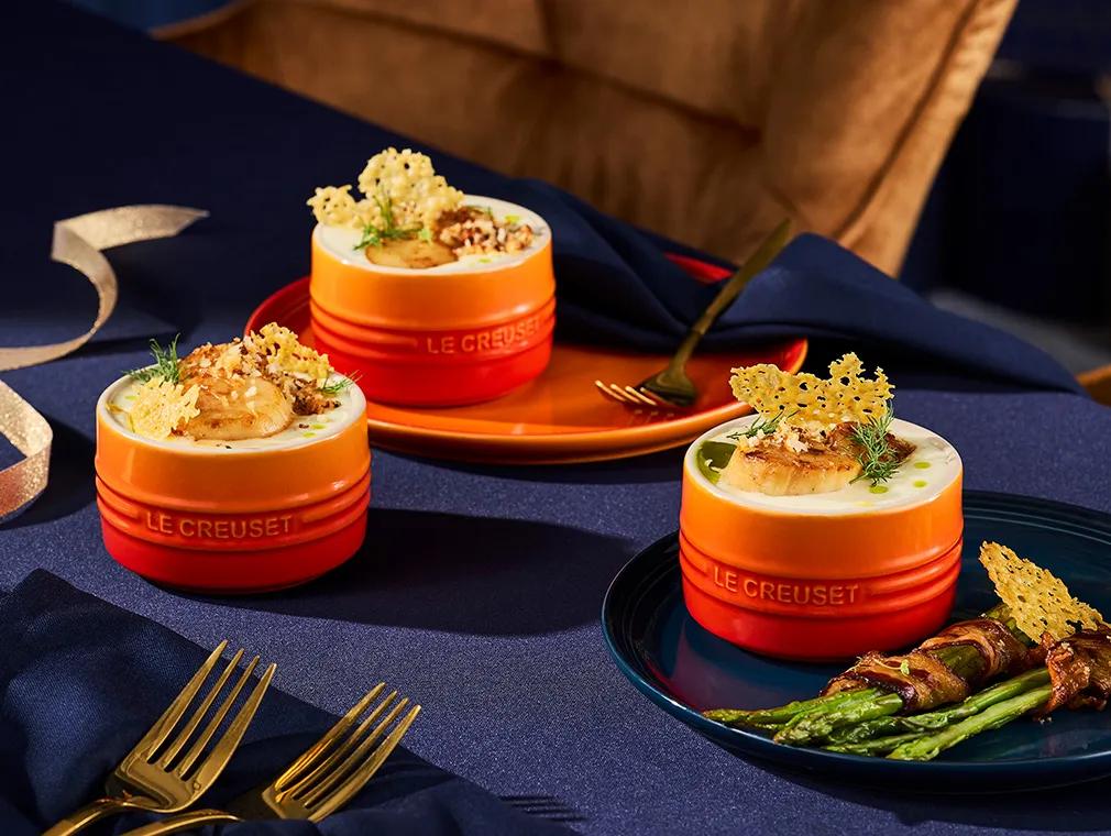 Coquilles Saint-Jacques panées et grillées dans une sauce crémeuse au citron, au parmesan et aux herbes