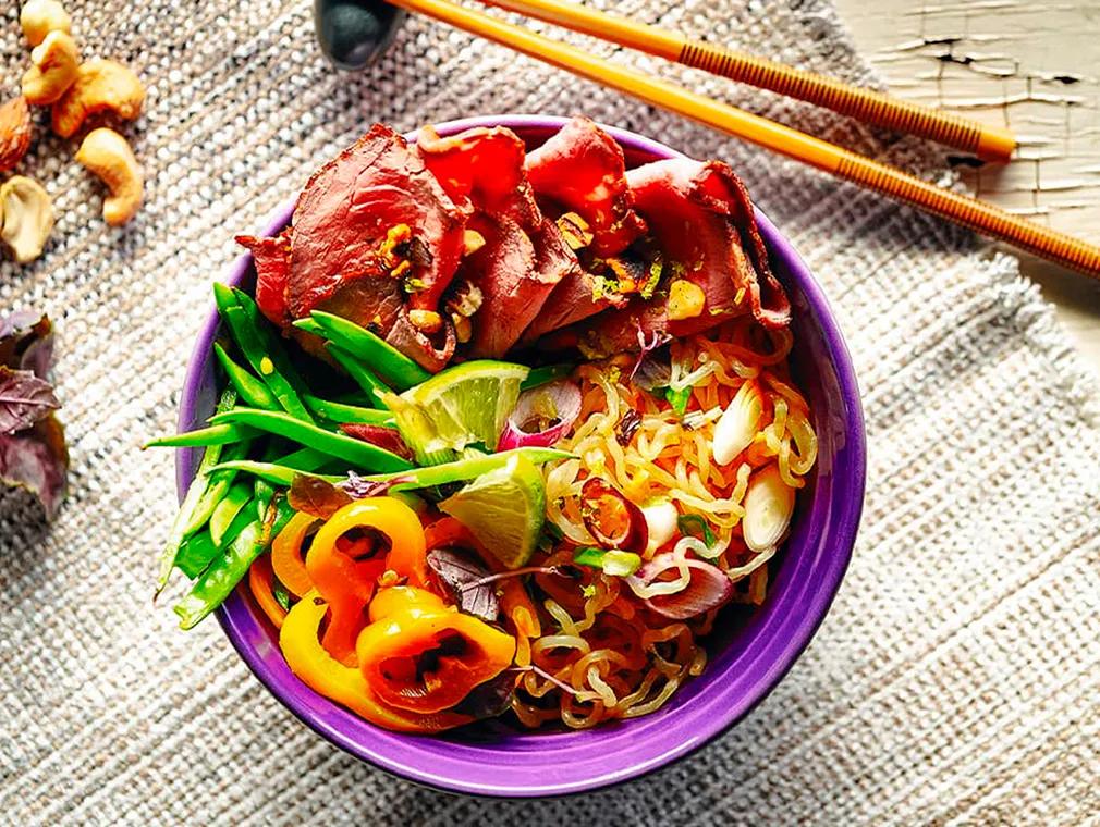 Salade de Pâtes Thaï Servie avec du Rosbif