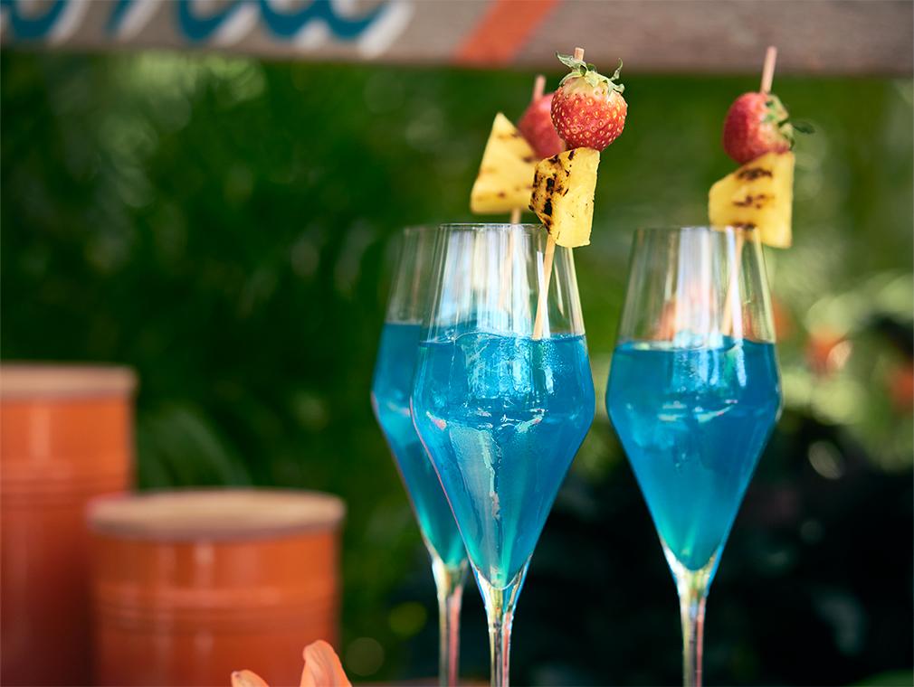 Cocktail hawaïen bleu à l'ananas grillé