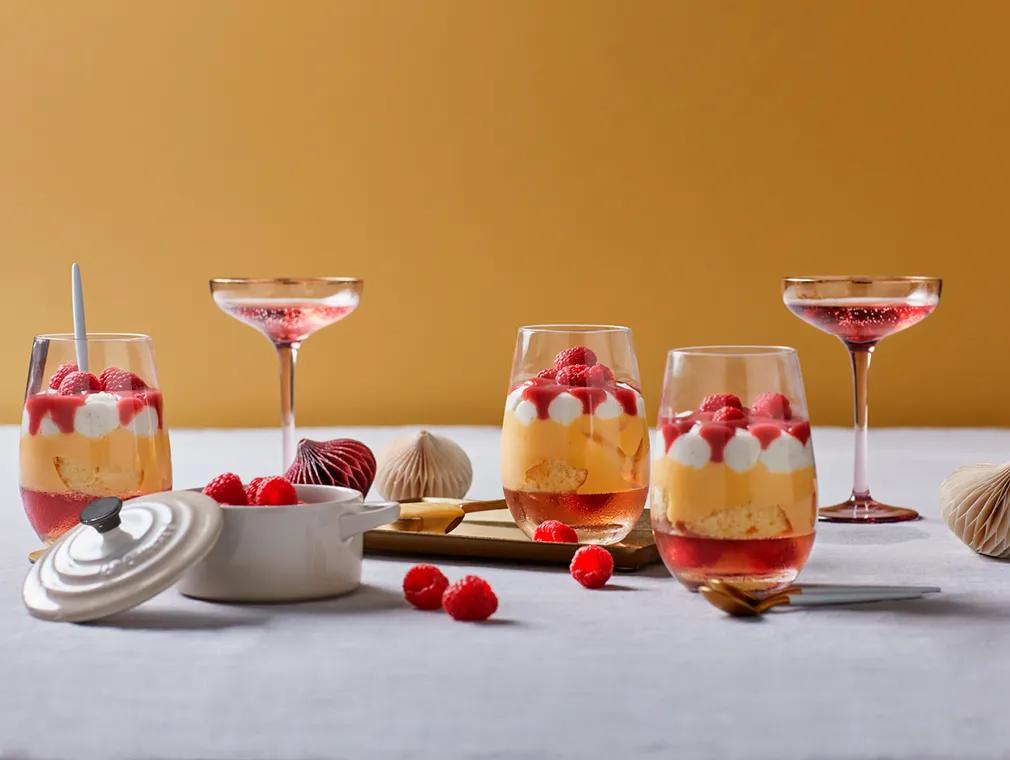 Trifle a la gelee de vin effervescent et creme de framboises