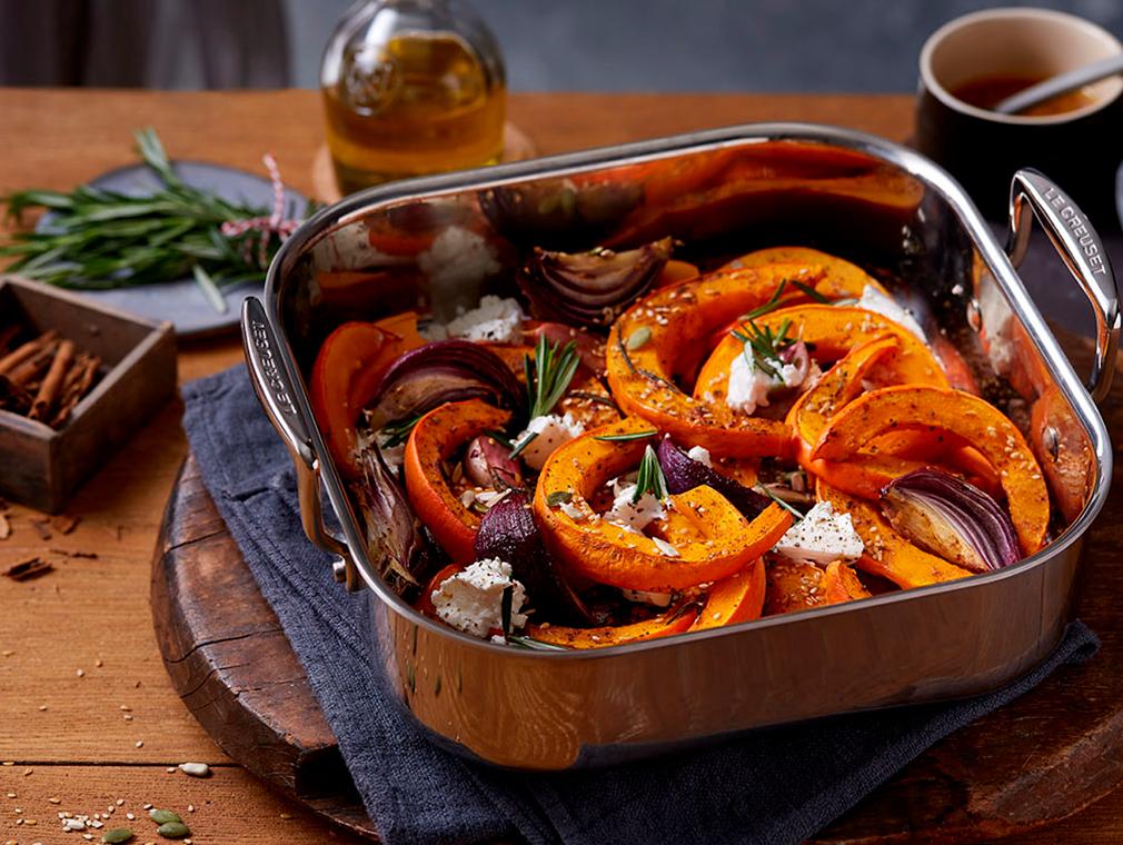 Citrouille rôtie à l'oignon rouge, au caillé de chèvre et aux graines grillées