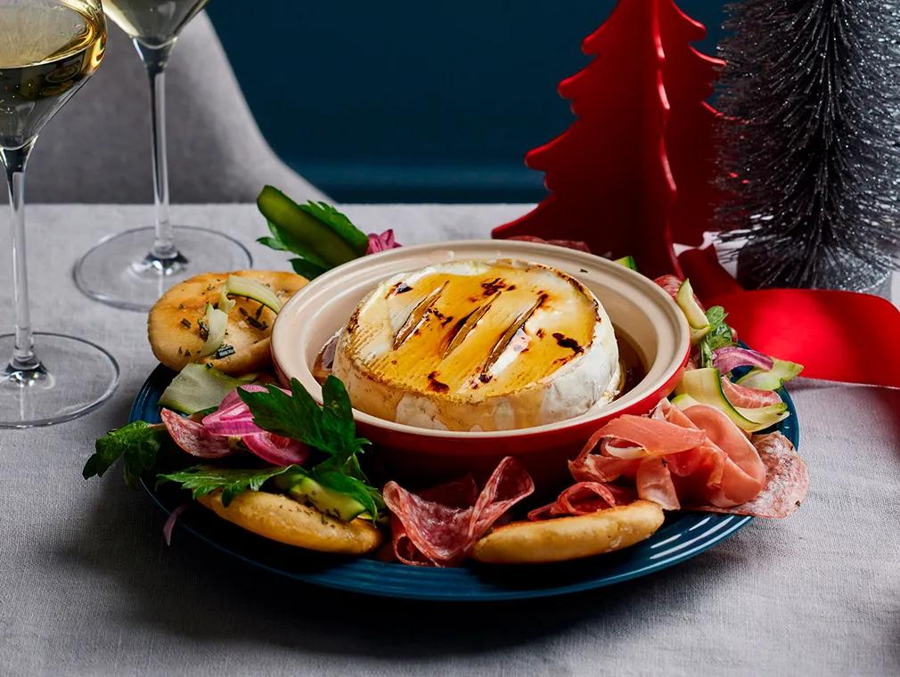 Couronne d'antipasti avec camembert rôti