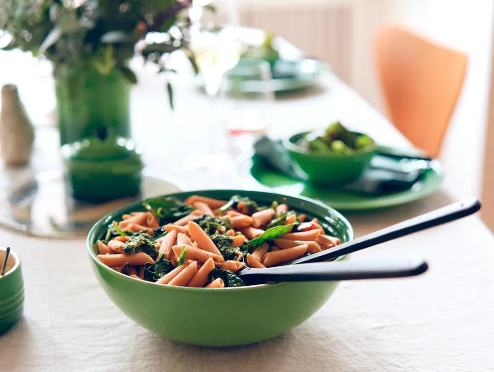 Salade de pâtes aux lentilles corail et aux épinards avec un pesto aux fanes de carotte