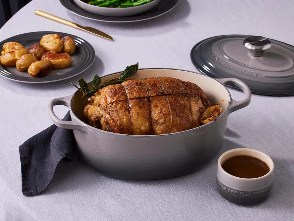 Épaule d’agneau farcie à la menthe et au romarin
