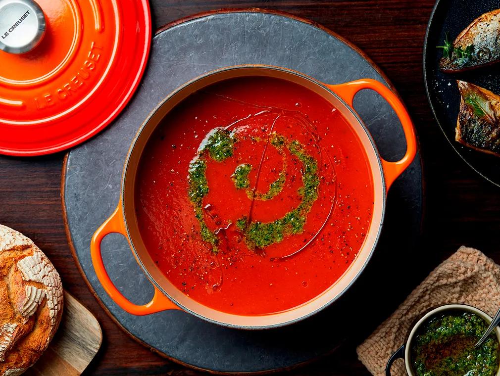 Soupe de tomates au maquereau frit et pesto