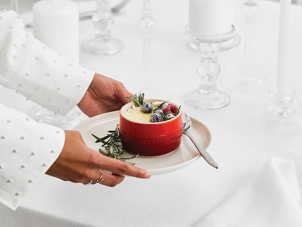 Mousse au citron et au chocolat blanc, cœur aux fruits rouges et fruits rouges cristallisés
