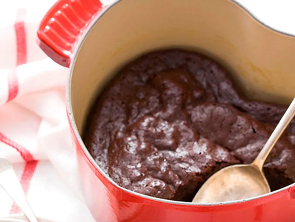 Gâteau au chocolat sans farine avec sauce aux framboises et port
