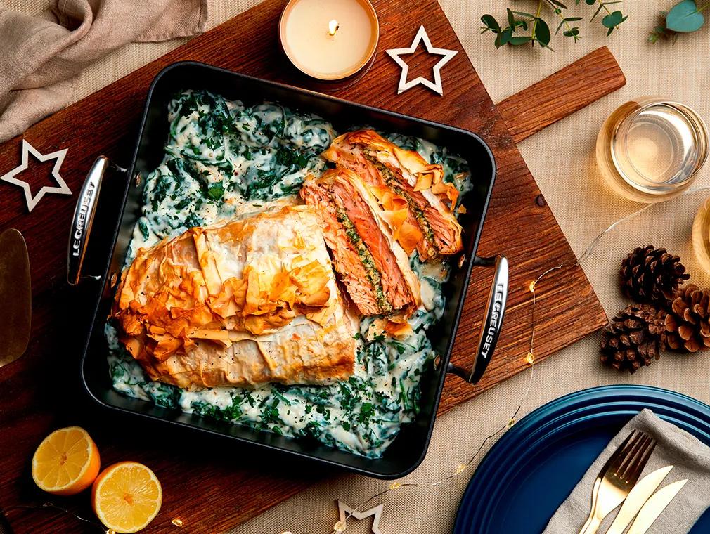 Wellington au saumon accompagné d’un farci au saumon & crabe & pâté de cresson & une crème d’épinards
