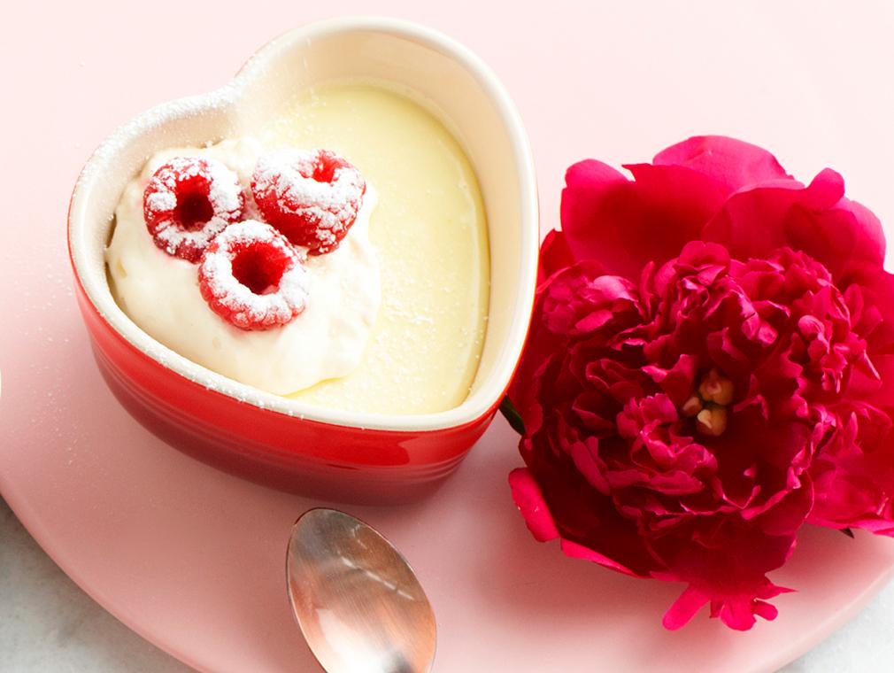 Mousse au chocolat à la cardamome et à la framboise