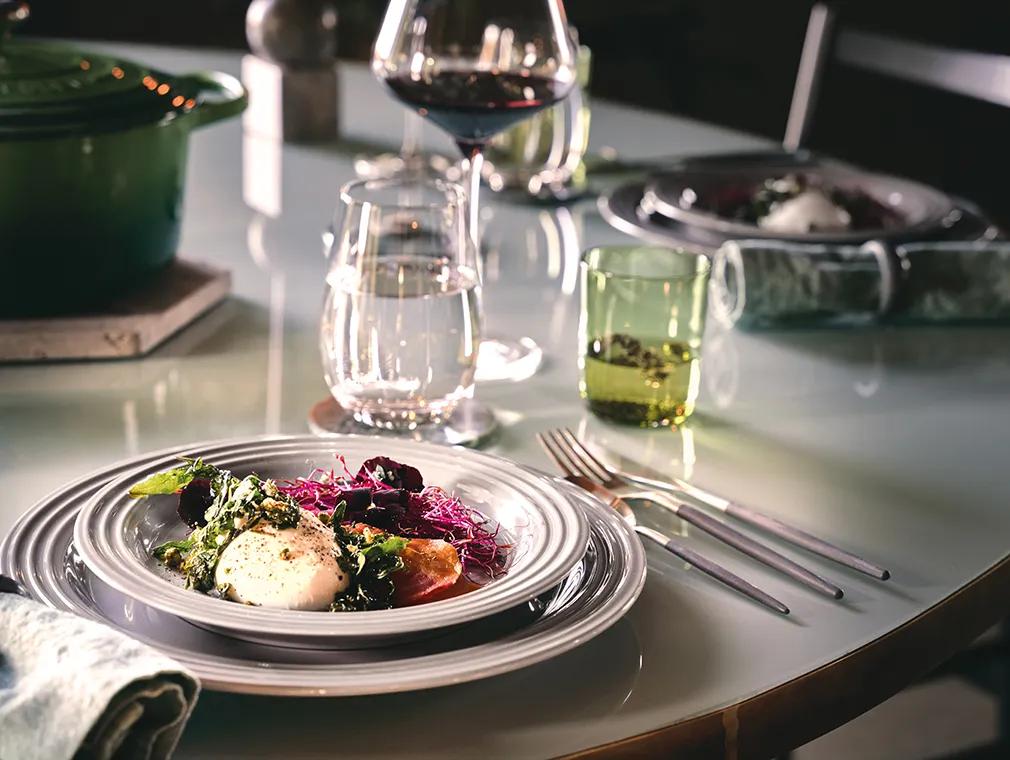 Carpaccio de betterave avec burrata, roquette frite & pistaches caramélisées