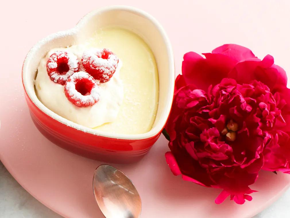Mousse au chocolat à la cardamome et à la framboise