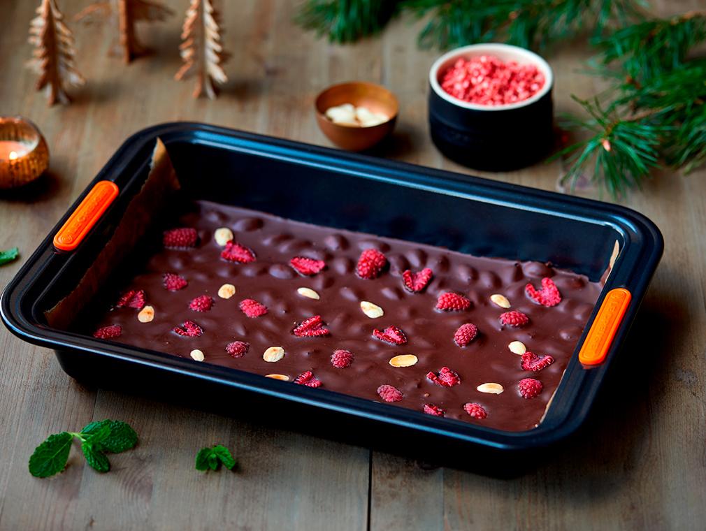 Nougat au chocolat avec framboises, amandes et menthe