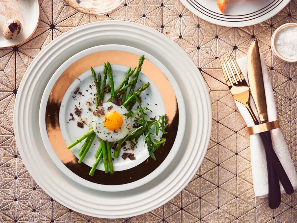 Oeufs de Caille Pochés sur Lit d’Asperges et Truffes