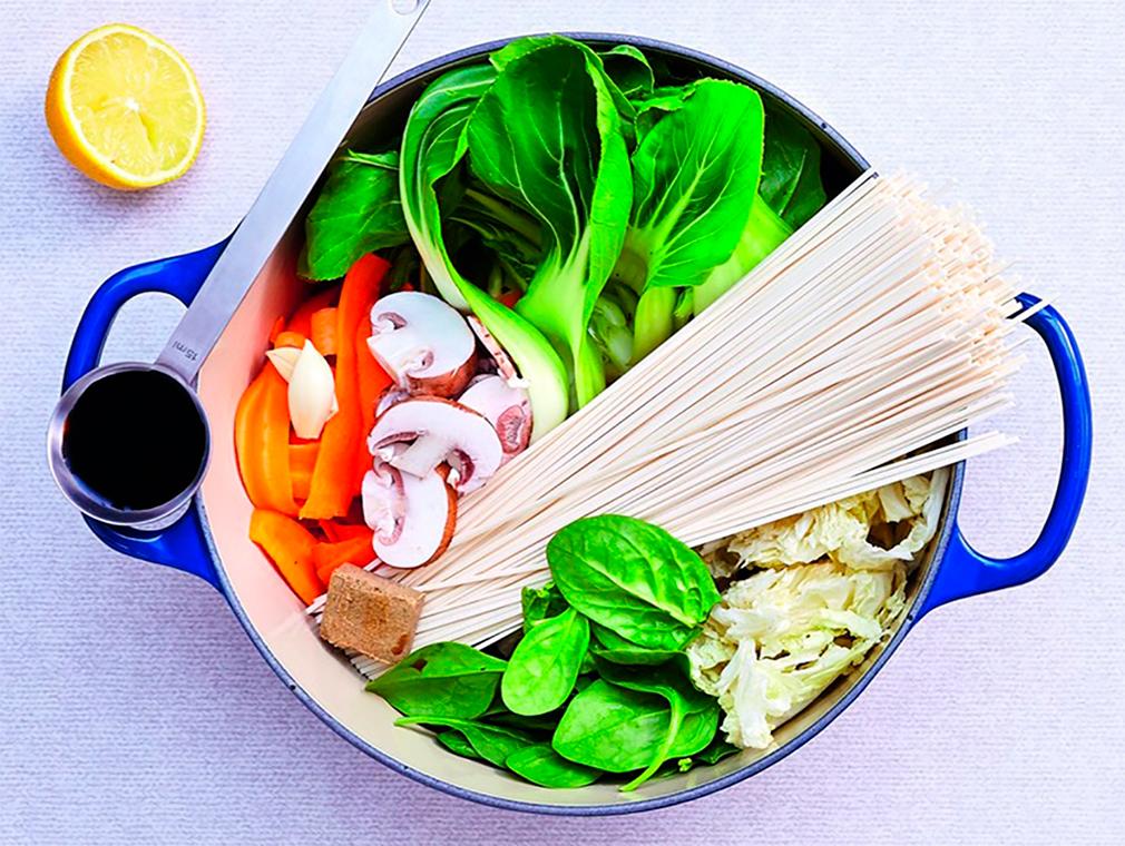 Bouillon japonais aux légumes et nouilles Udon