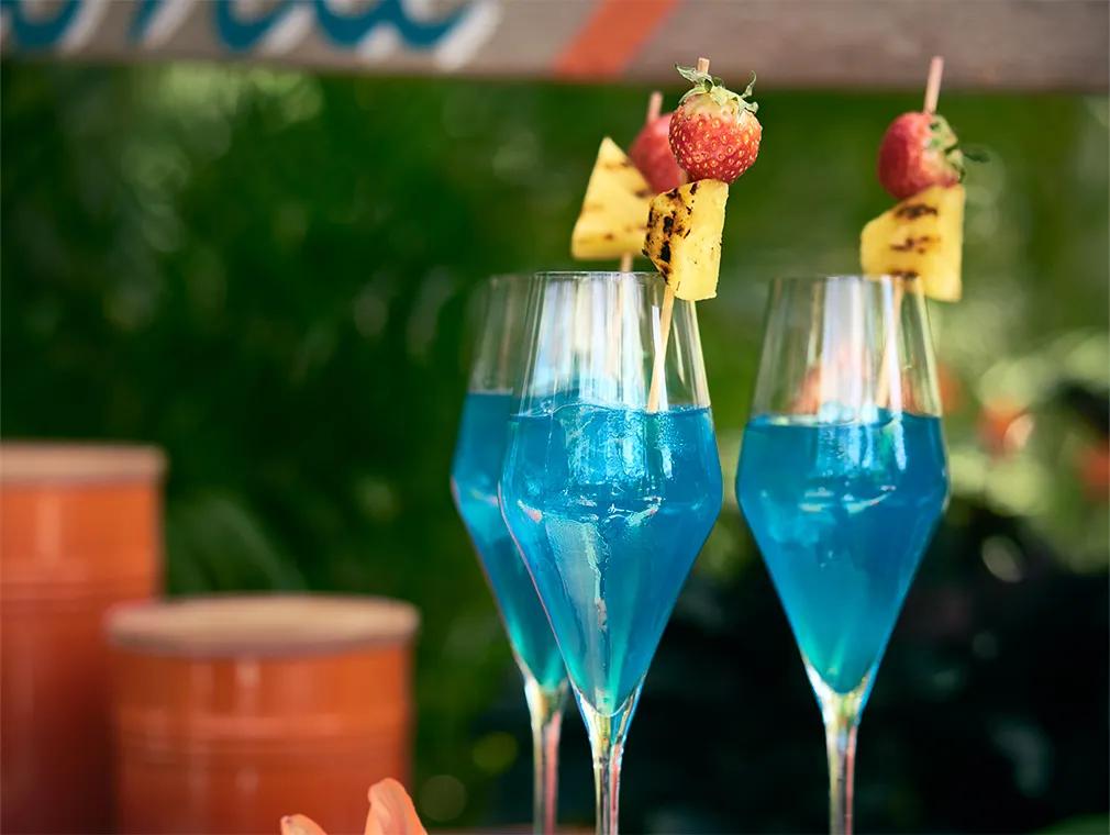 Cocktail hawaïen bleu à l'ananas grillé