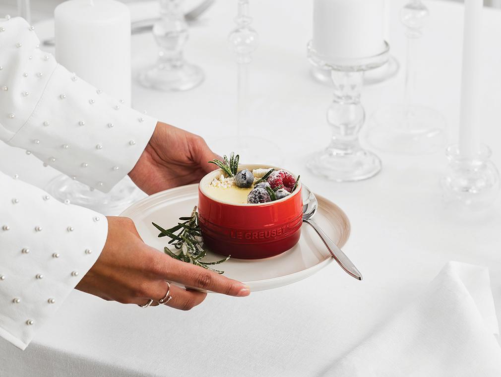 Mousse au citron et au chocolat blanc, cœur aux fruits rouges et fruits rouges cristallisés