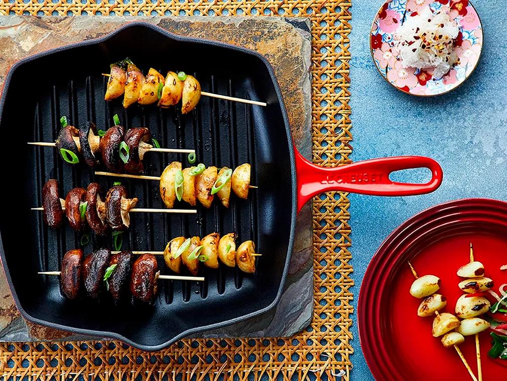 Champignons au beurre miso épicé brochettes d'ail au beurre