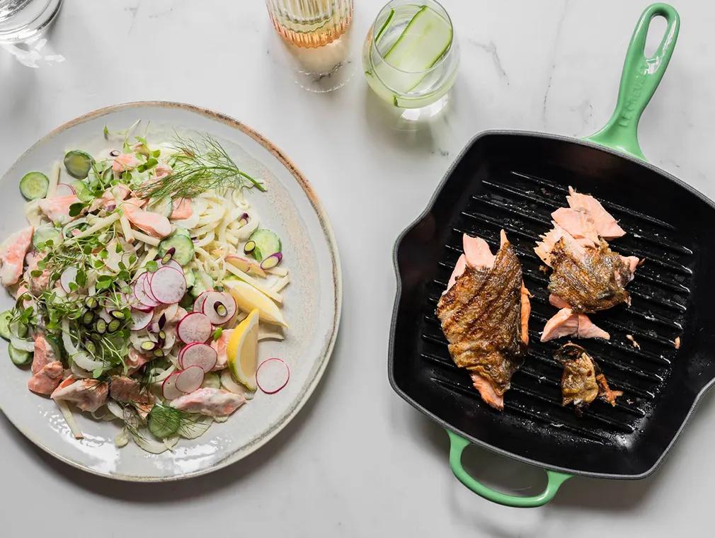 Truite poêlée aux câpres servie avec une salade aux pommes et aux concombres