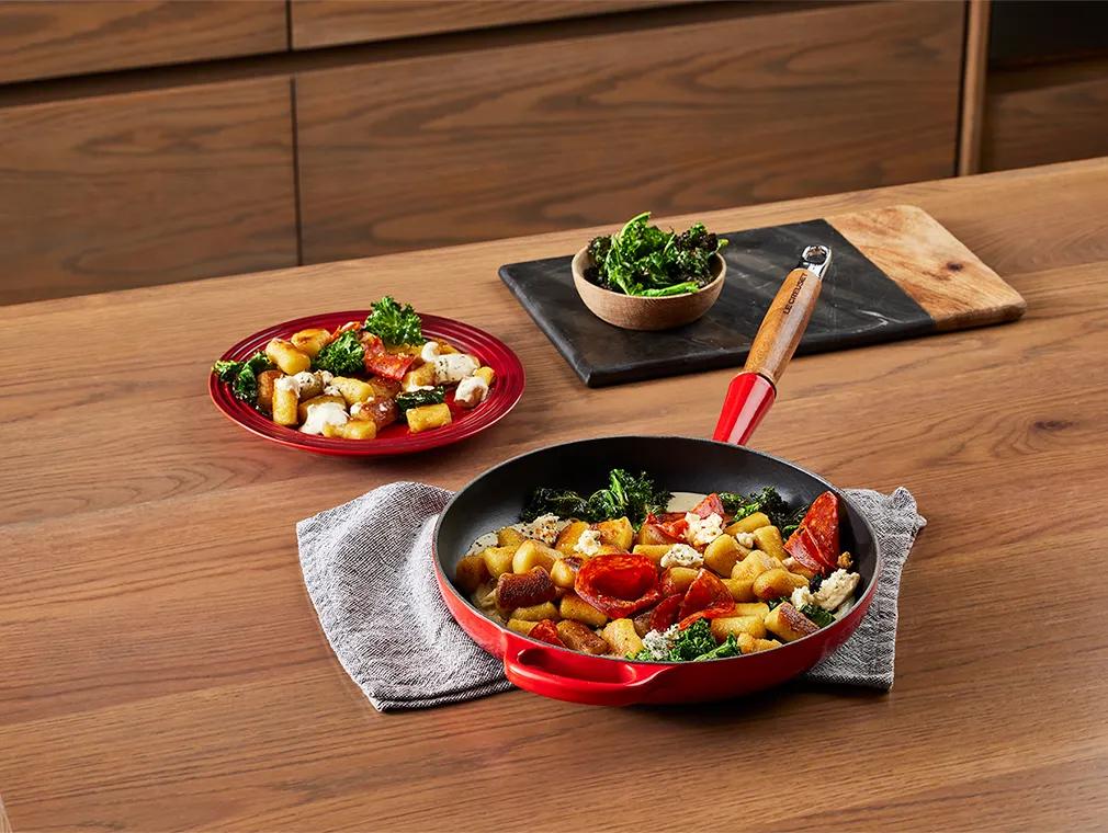 Gnocchi au beurre noisette avec une sauce onctueuse au fromage bleu et au chorizo