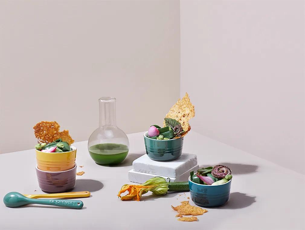 Pâtes de printemps à l'huile d'ortie accompagnées de chips de pecorino