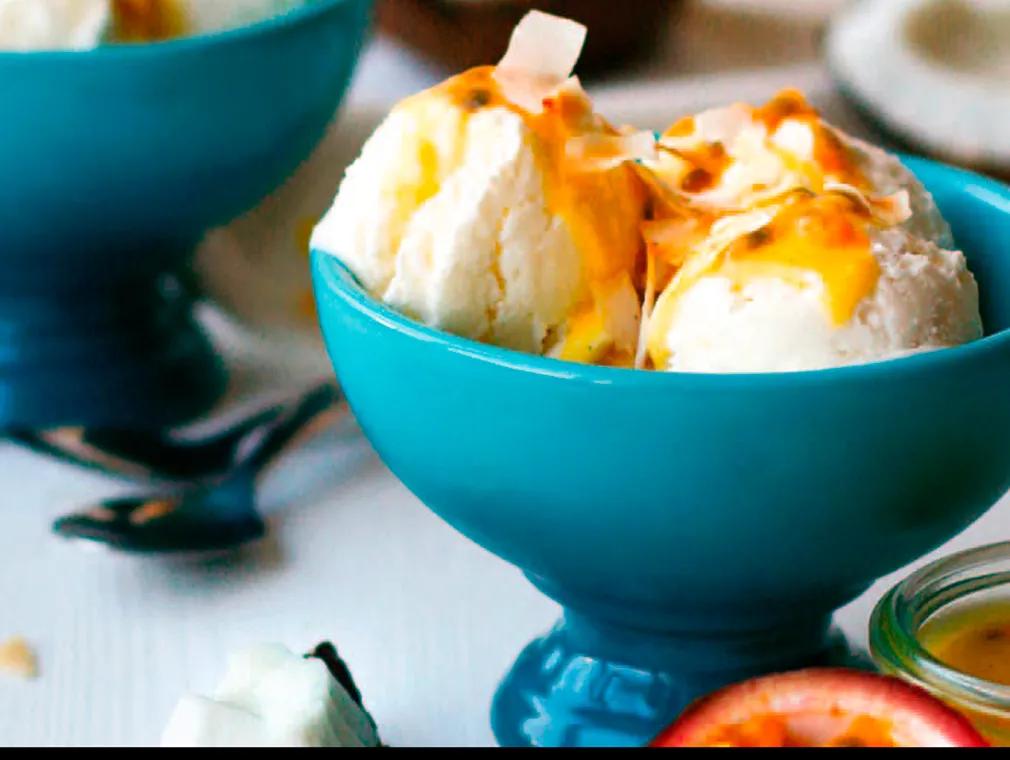 Glace au yaourt et à la noix de coco avec crème de fruit de la passion