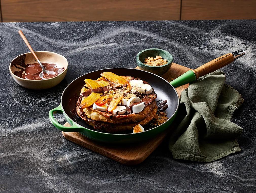 Pain perdu géant inspiré des biscuits S’mores avec des bananes caramélisées