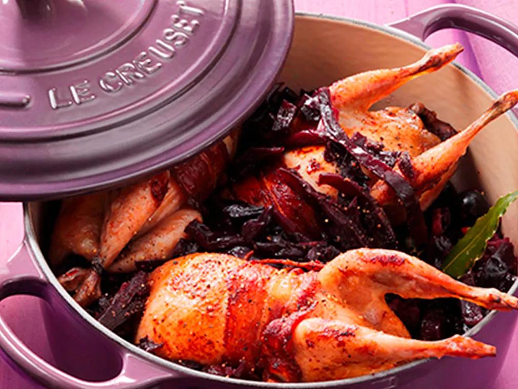 Cocotte de chou rouge sucré salé, cailles en habit de lard fumé