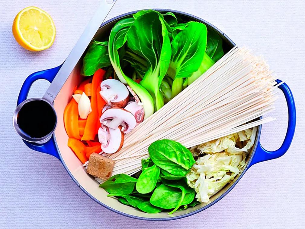 Bouillon japonais aux légumes et nouilles Udon