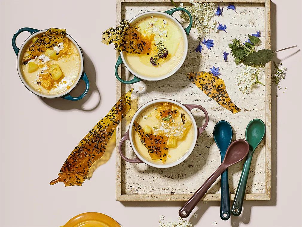 Yaourt à la noix de coco et à la cardamome accompagné de gingembre confit et de croquants sésame