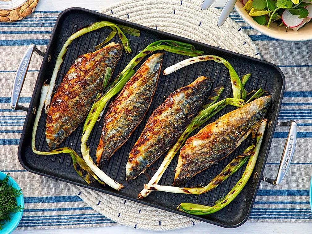 Maquereau grillé accompagné d'une salade printanière avec une vinaigrette au Raifort