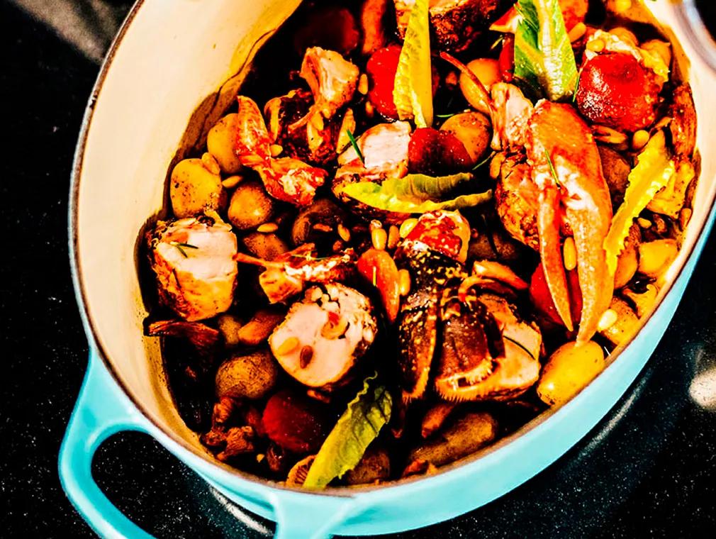 Cocotte de lapin et homard aux pommes de terre et girolles