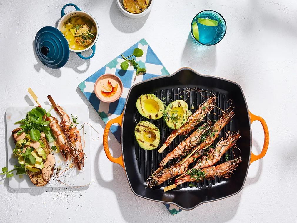 Crevettes snackées accompagnées d’avocat et de toasts