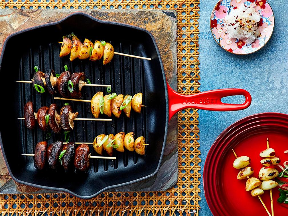 Champignons au beurre miso épicé brochettes d'ail au beurre