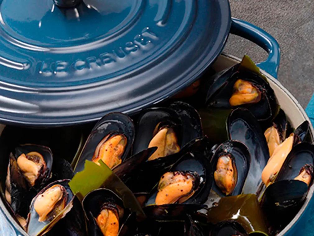 Cocotte de moules en vapeur d'algues
