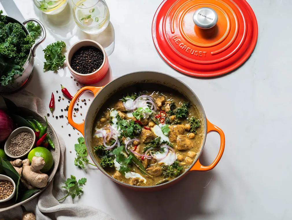 Curry de poulet au gingembre et au poivre noir servi avec chou frisé et pois chiches
