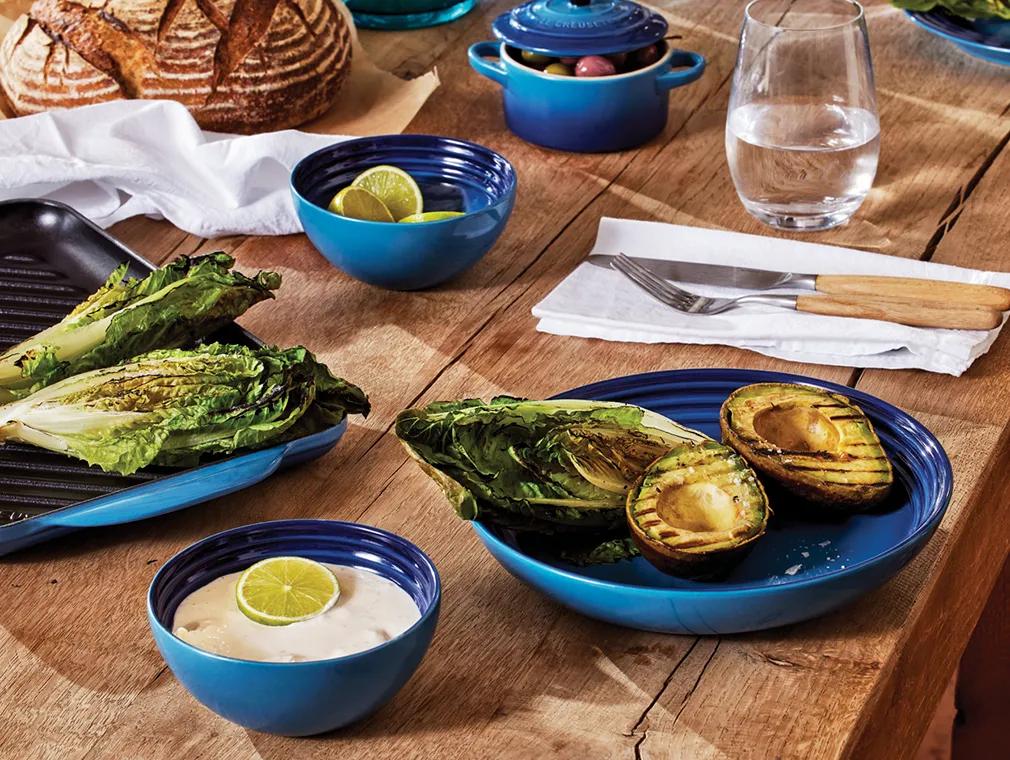 Salade romaine et avocats grillés avec sauce à la crème fraîche