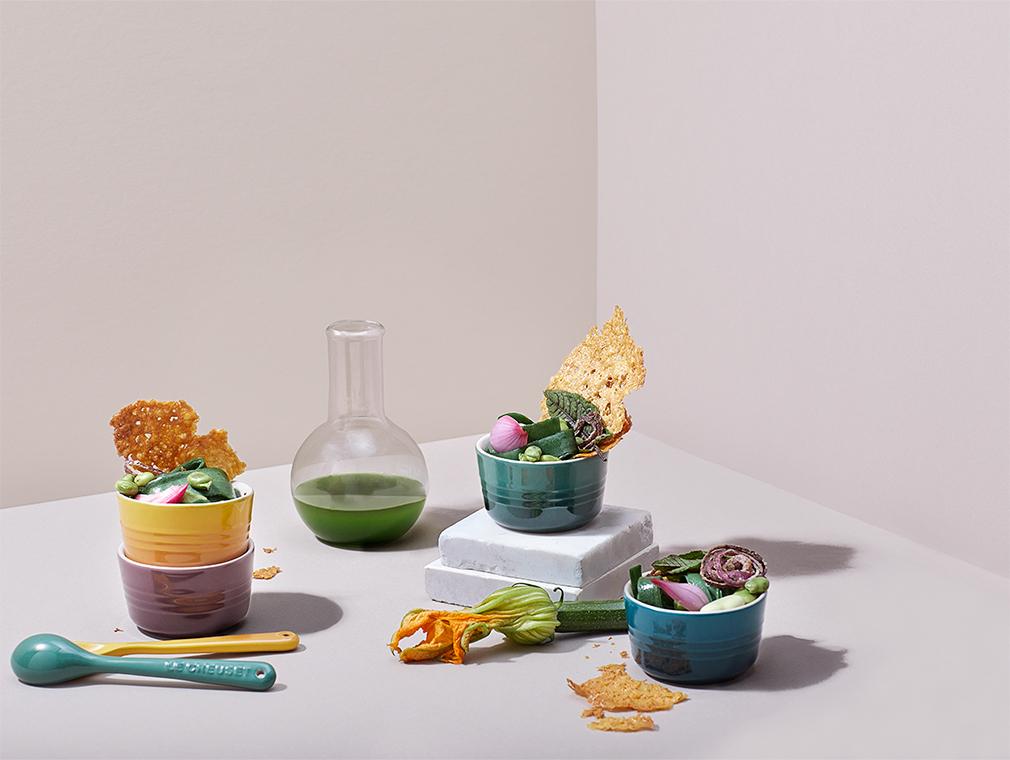 Pâtes de printemps à l'huile d'ortie accompagnées de chips de pecorino