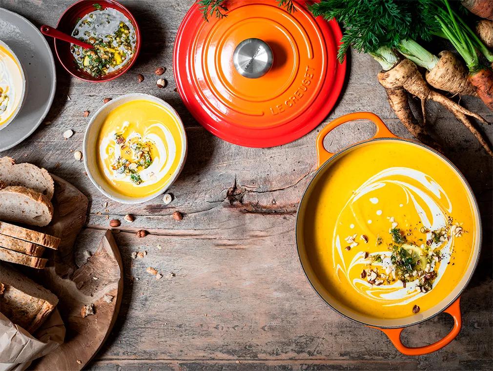 Soupe de carottes et panais rôtis avec une sauce aux noisettes torréfiées