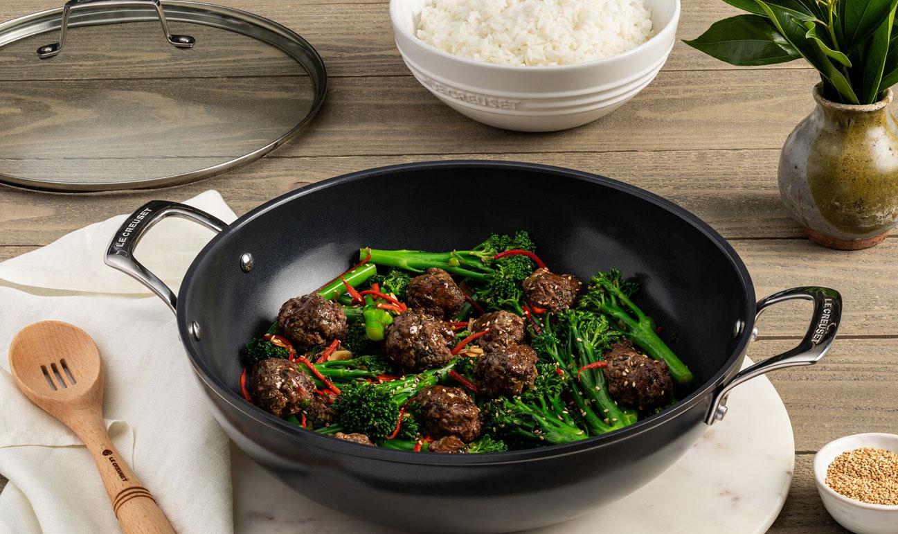 Wok avec sa forme arrondie caractristique pour une cuisson rapide.